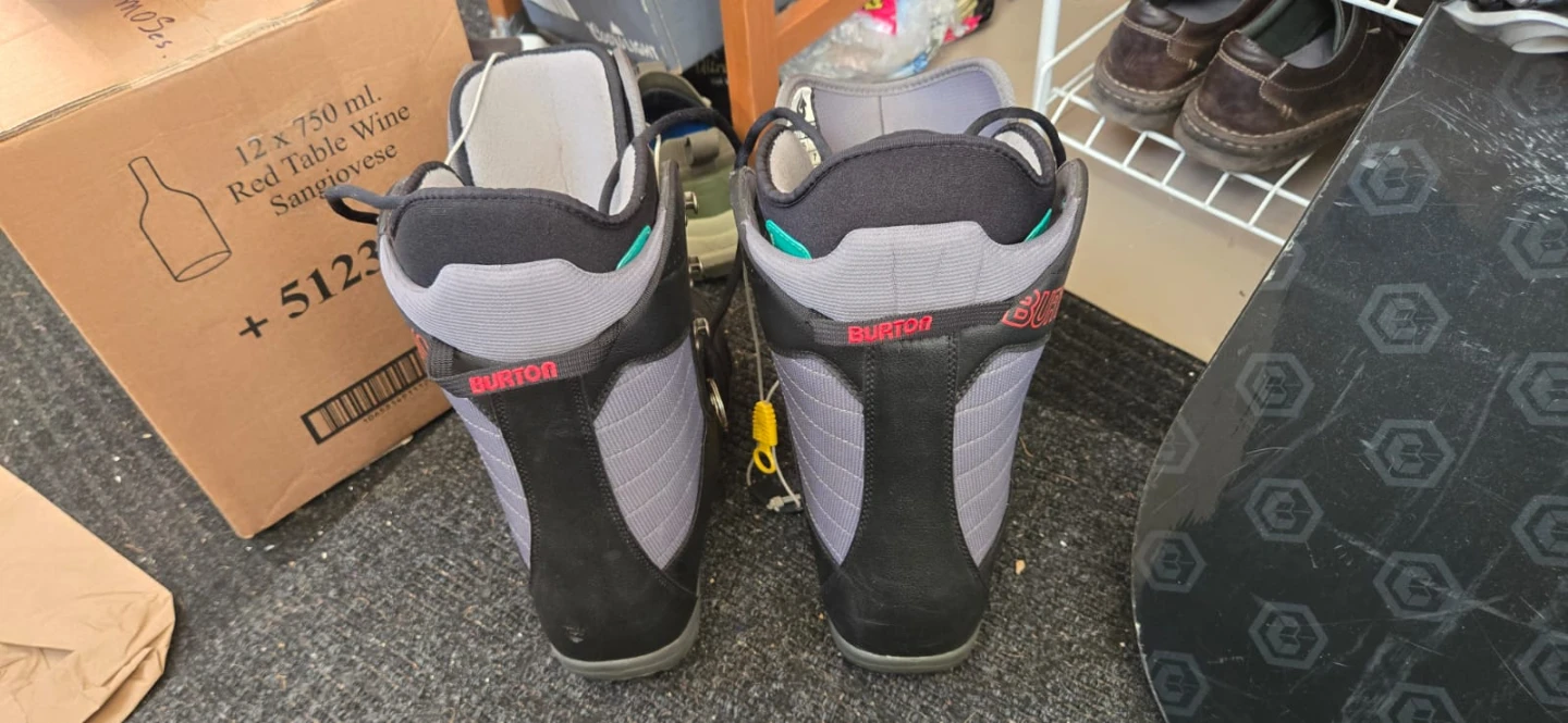 LTD Oracle Snowboard 148cm with Burton Bindings and Boots - photo 4