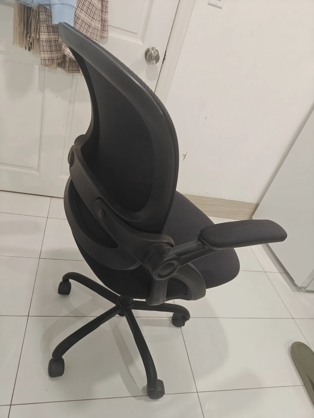 Black Ergonomic Mesh Office Chair - photo 2