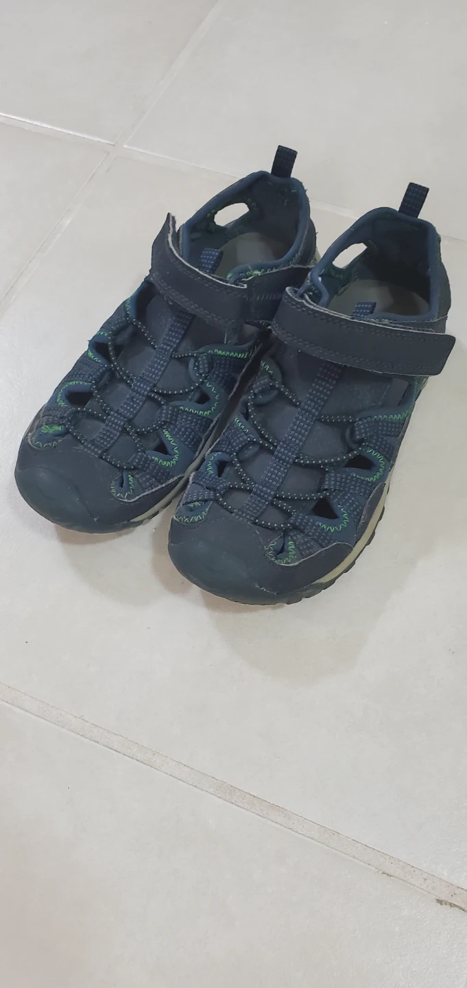 Kids closed-toe sandals
