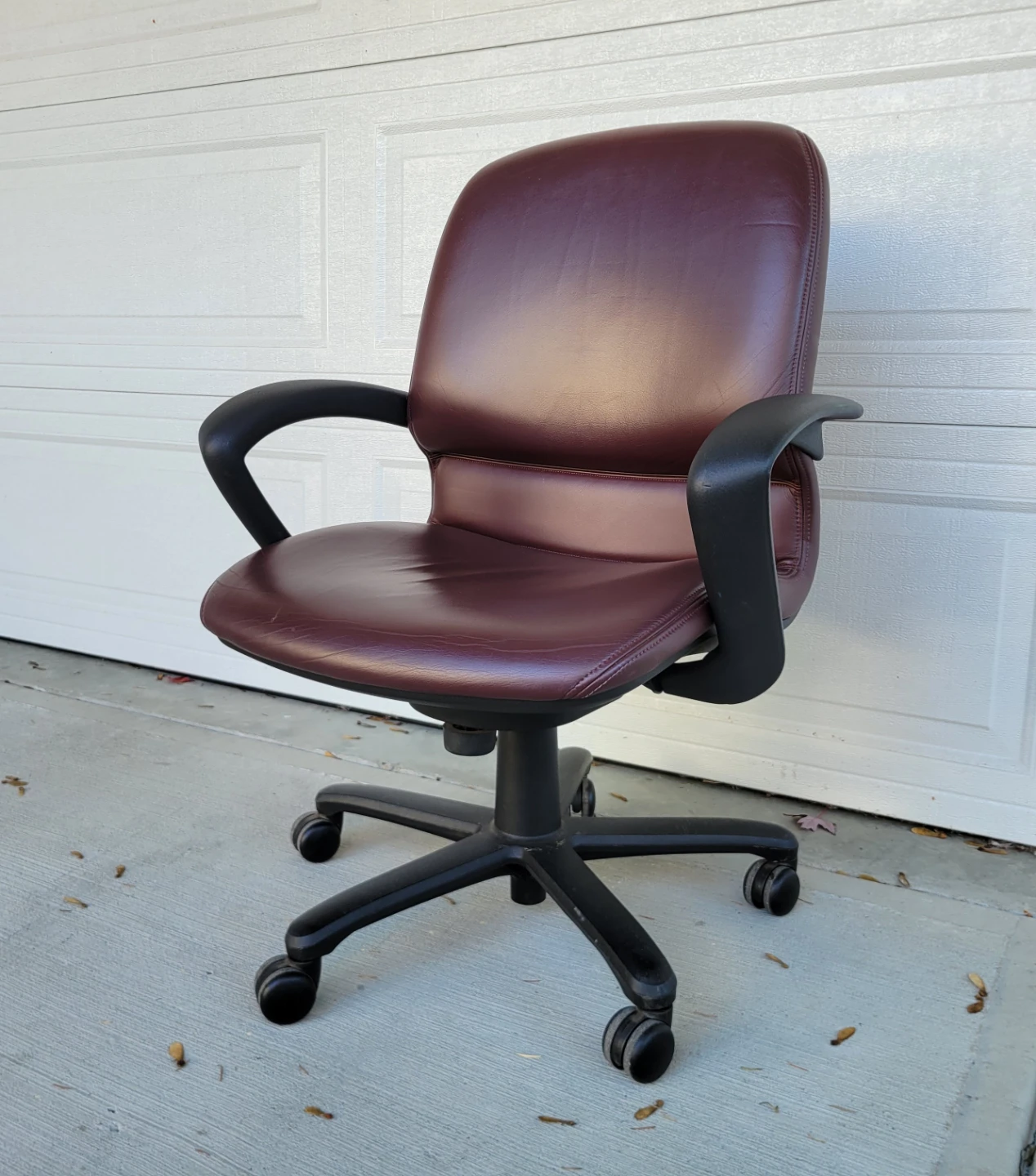 Burgundy Office Chair / Desk Chair / Computer Chair. - photo 2