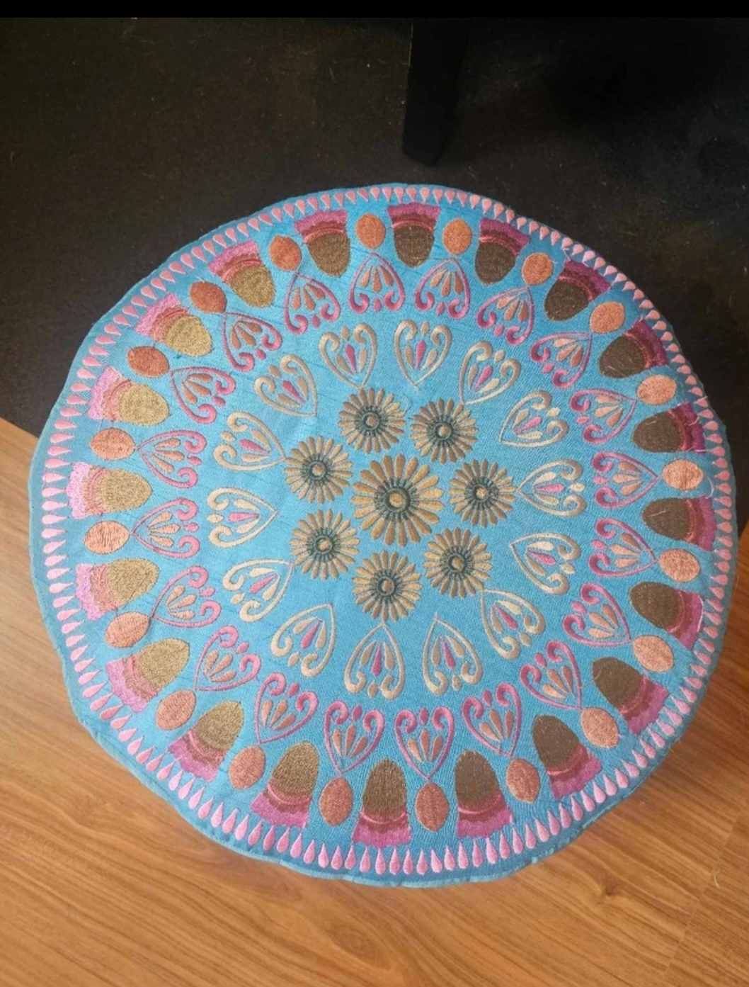 Embroidered round footstool - photo 2