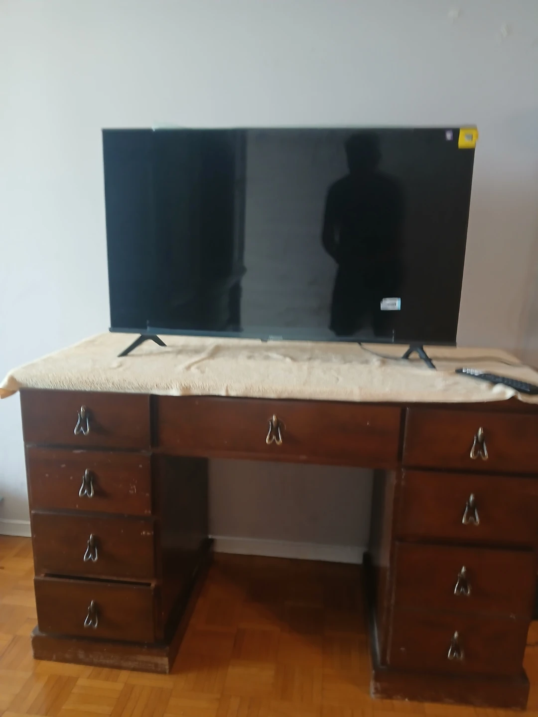 Hisense Smart TV including table - photo 3