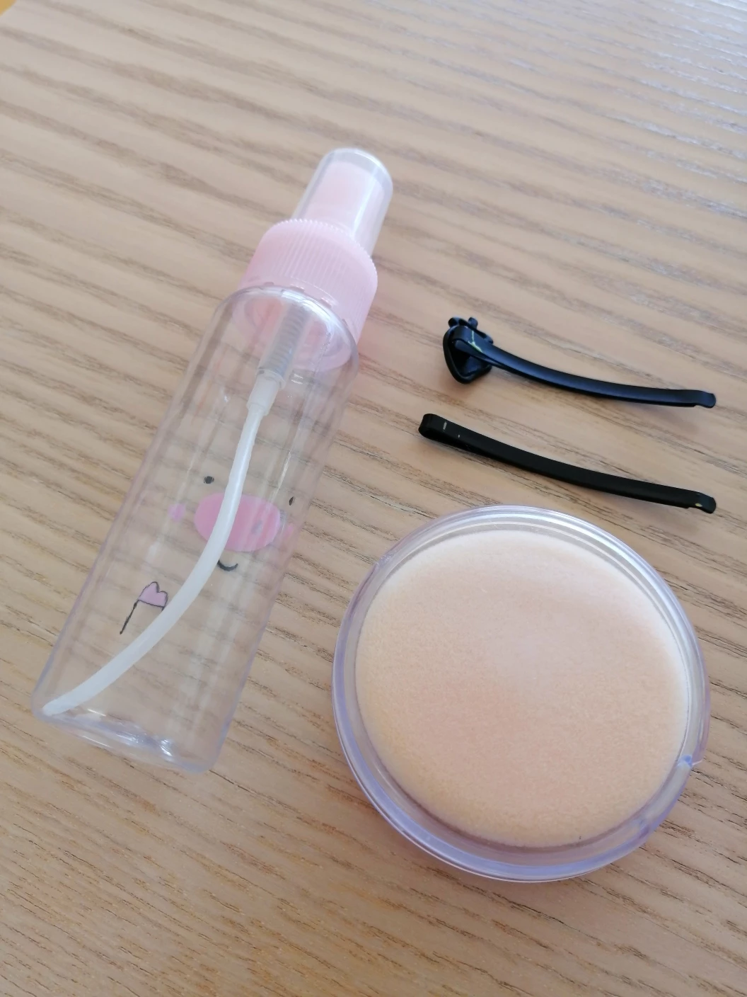 Brand New powder puff, spray bottle + 2 hair clips set - photo 2