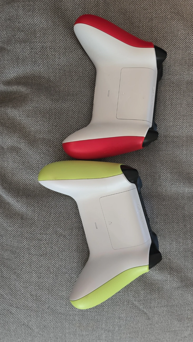 Two Xbox Wireless Controllers - photo 2
