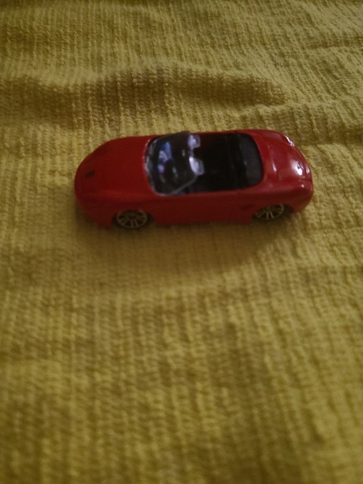 Maisto Dodge Viper SRT-10 Red Convertible Die-Cast  1:64