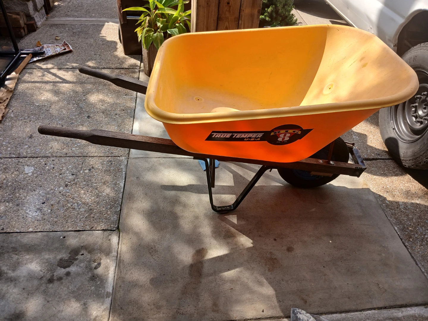 Heavy Duty True Temper Big 8 Wheelbarrow  42 L x 32W x 18D - photo 2