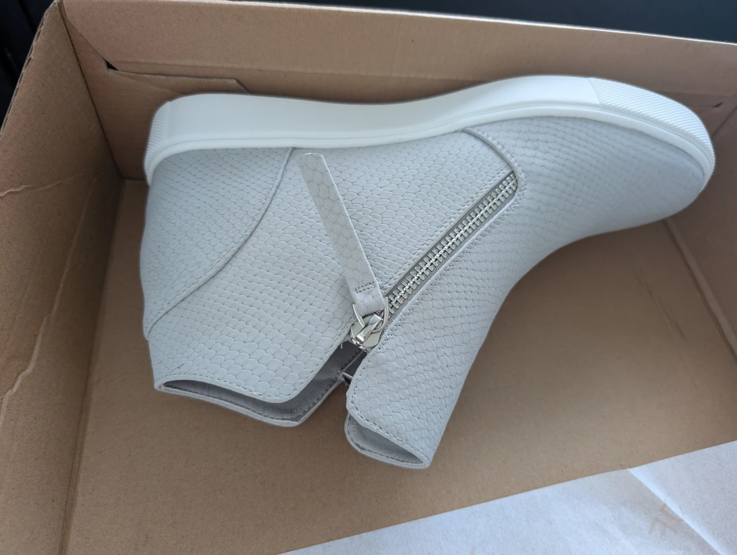 Move out sale: Just Fab Light Grey Ankle Sneakers - photo 3