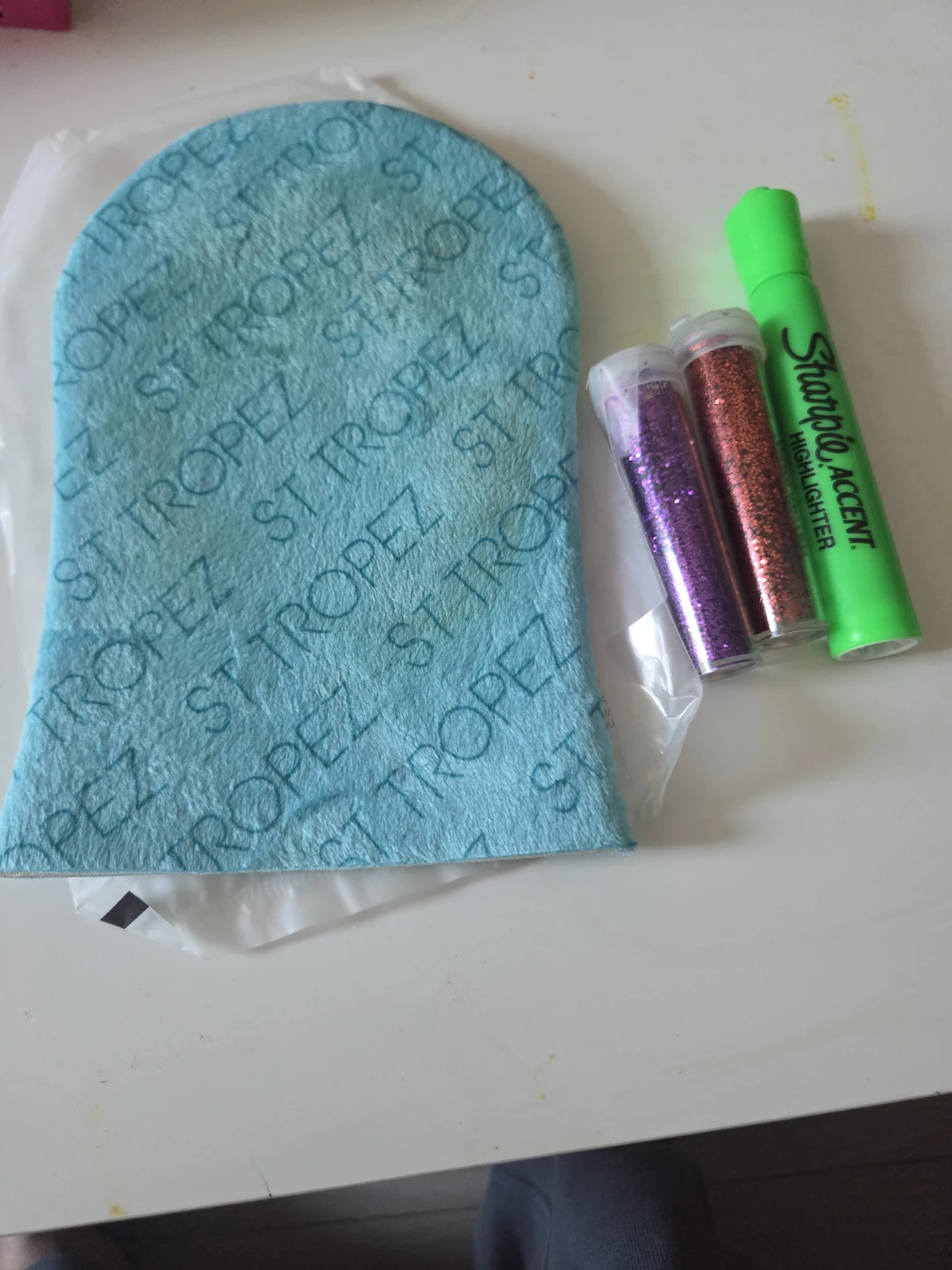 St. Tropez tanning mitt and glitter tubes - photo 4