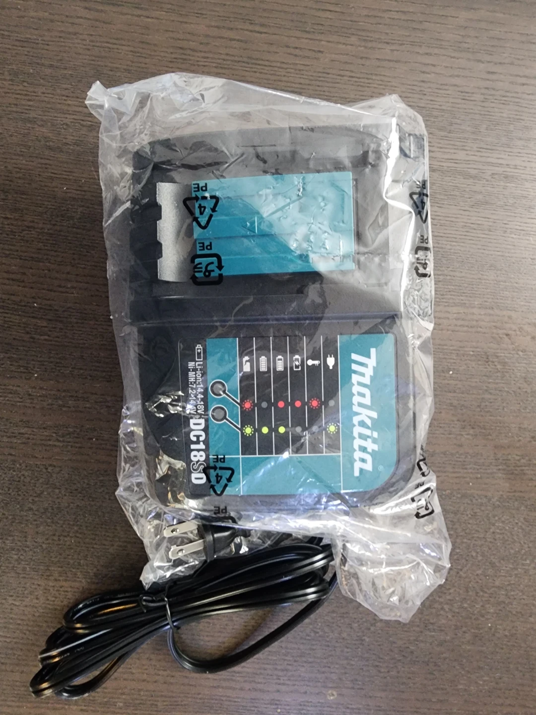 New makita 18v battery 4ah & charger with bag - photo 4