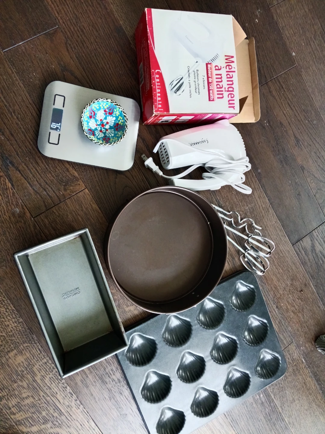 Baking Bundle with Hand Mixer and Tins and weighing machine