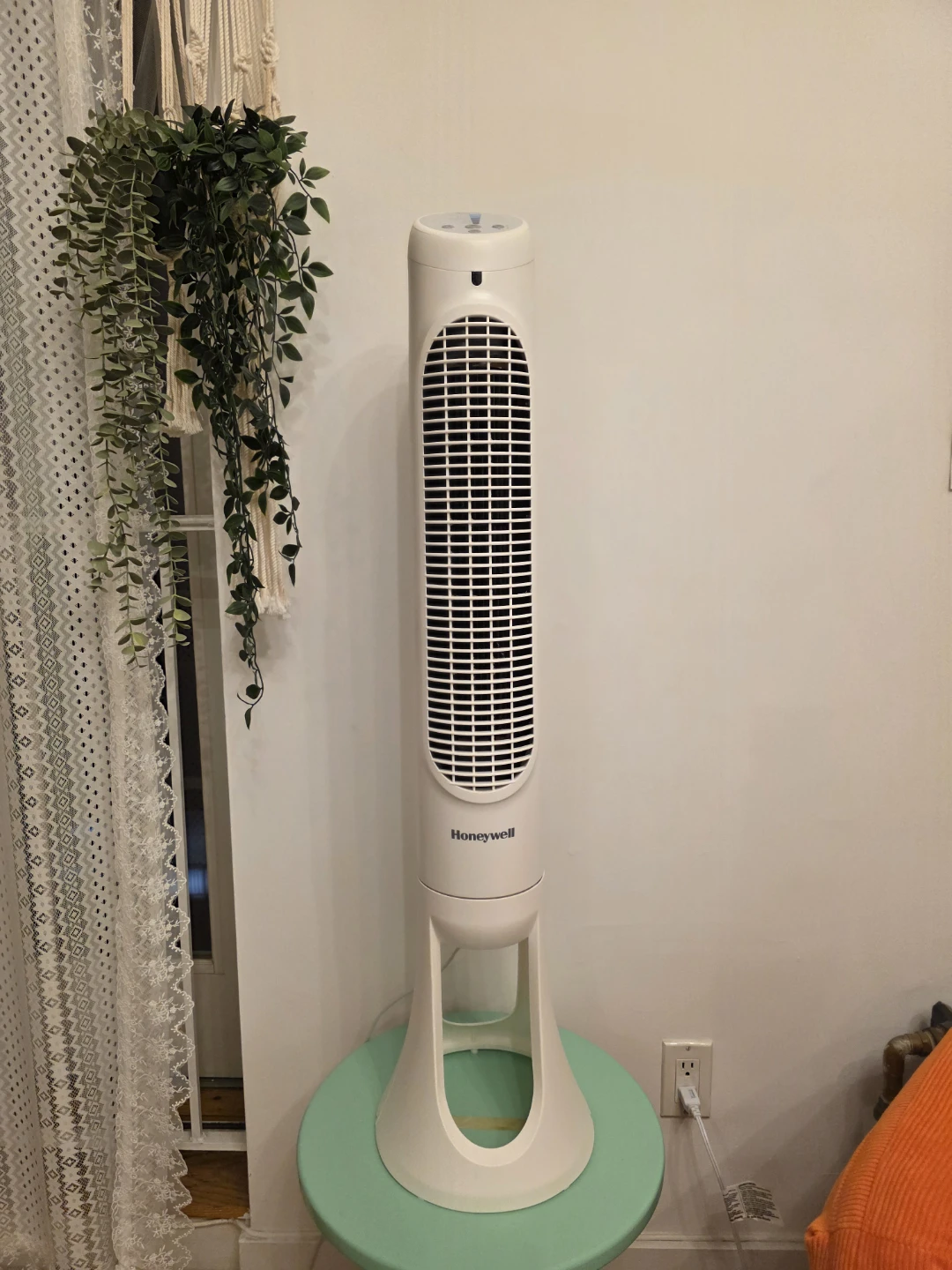 Honeywell Tower Fan white