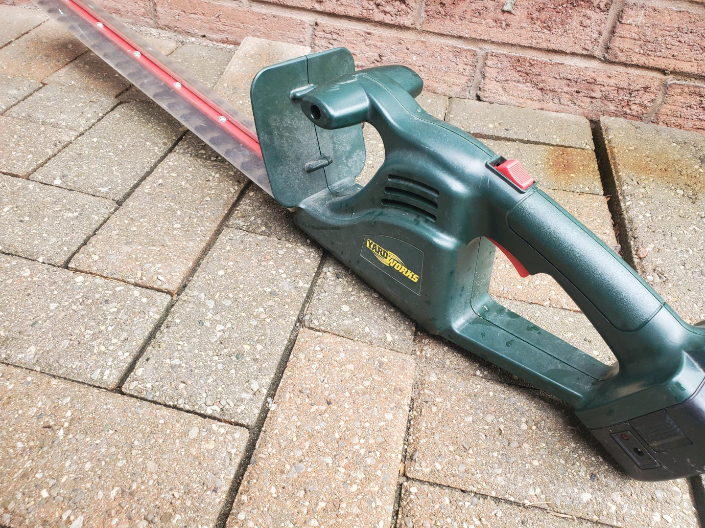 Yardworks Cordless Hedge Trimmer