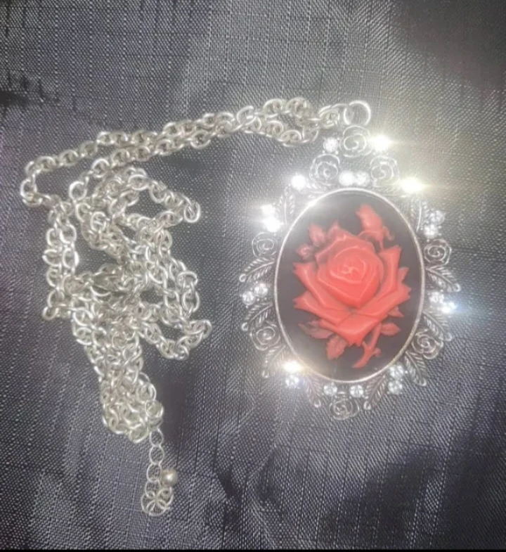 Victorian Rose Cameo Pendant Necklace - photo 4