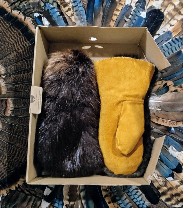 Manitobah Mukluks Morris Birch Beaver Fur Gauntlets - photo 4