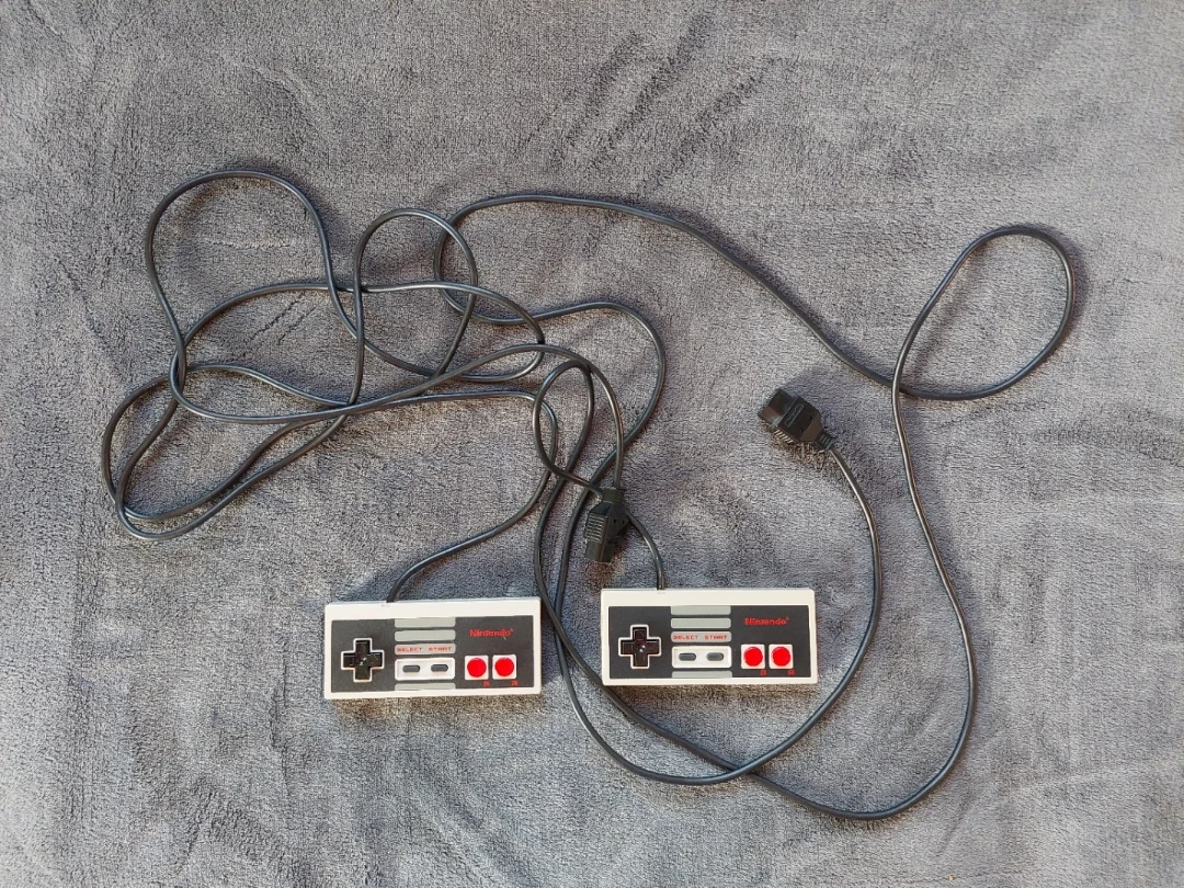 Two NES Controllers - Original - photo 2