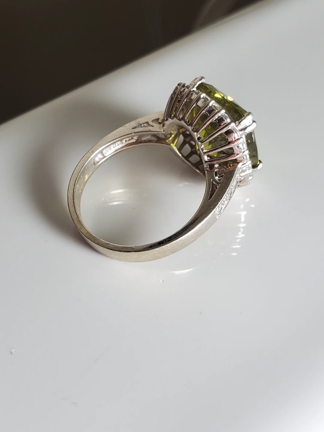 Large cushion cut peridot-style ring size 7 - photo 5