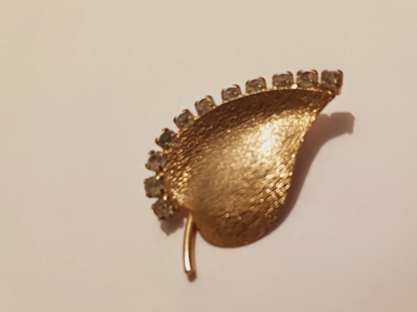 Classic Vintage Gold Plated Leaf Brooch with Rhinestones - photo 4