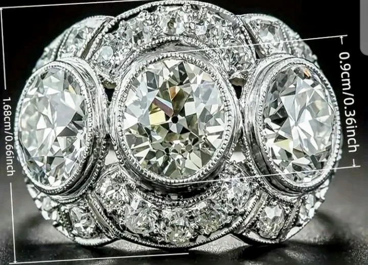 Size8 Vintage-Style 3Stoned False Cubic Zirconia Ring