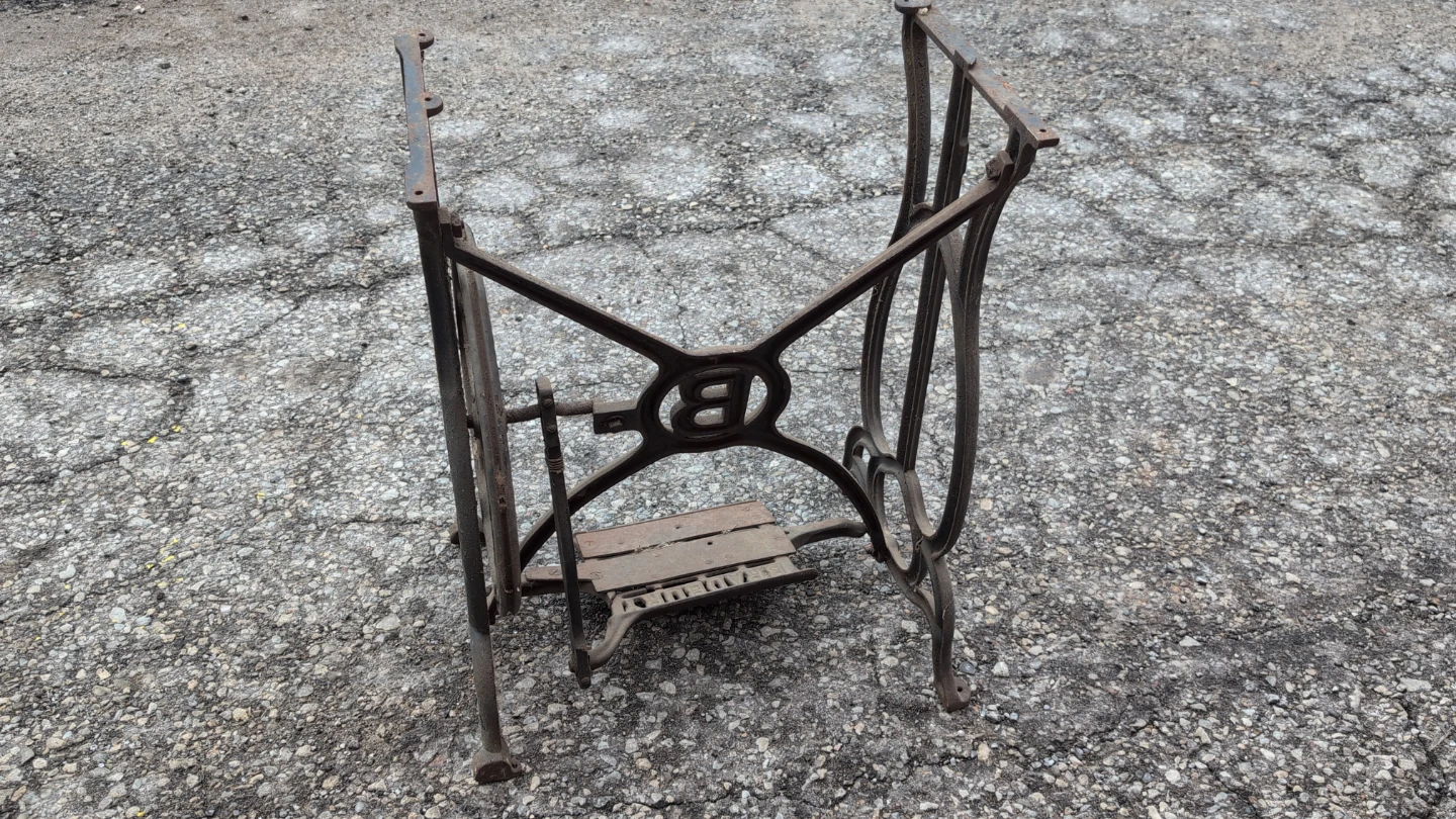 Vintage Bradbury Sewing Machine Base - photo 3