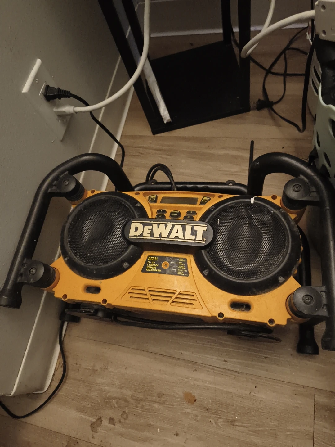 DEWALT DC011 Worksite Radio and Charger