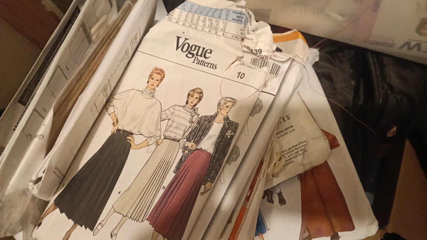 Assorted Sewing Patterns Bundle - photo 2
