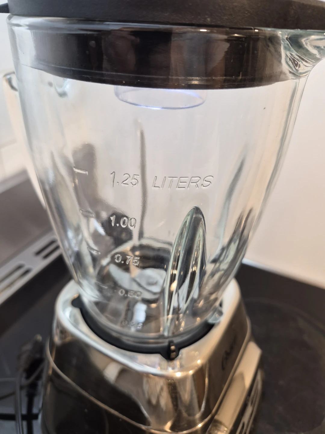 Oster blender with glass jar - photo 3