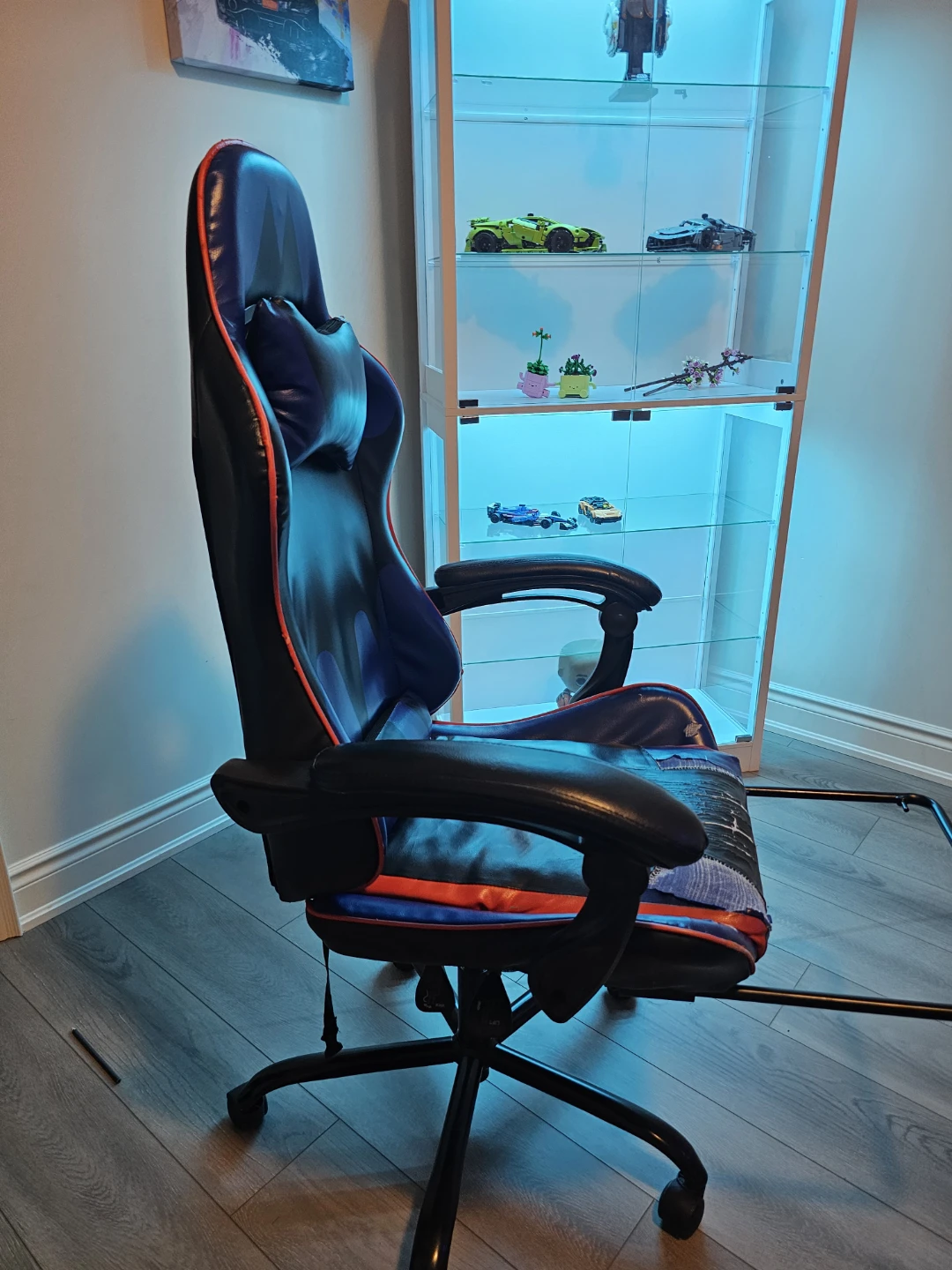Gaming chair in black and blue - photo 5