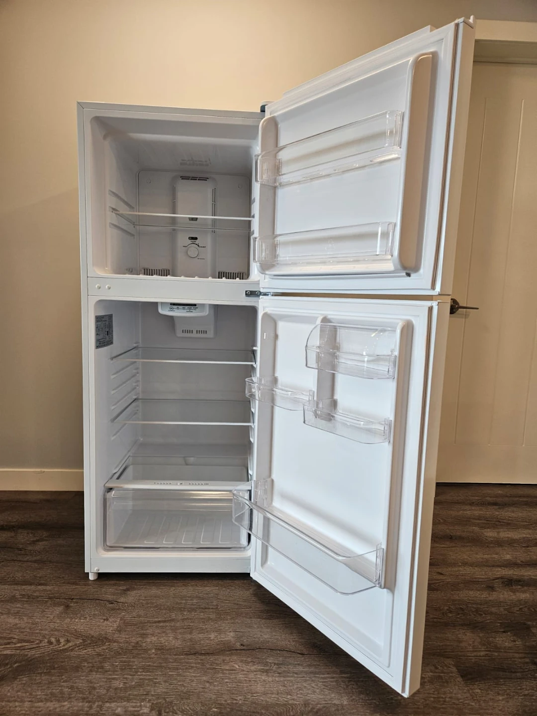 Insignia Top-Freezer Refrigerator - photo 5