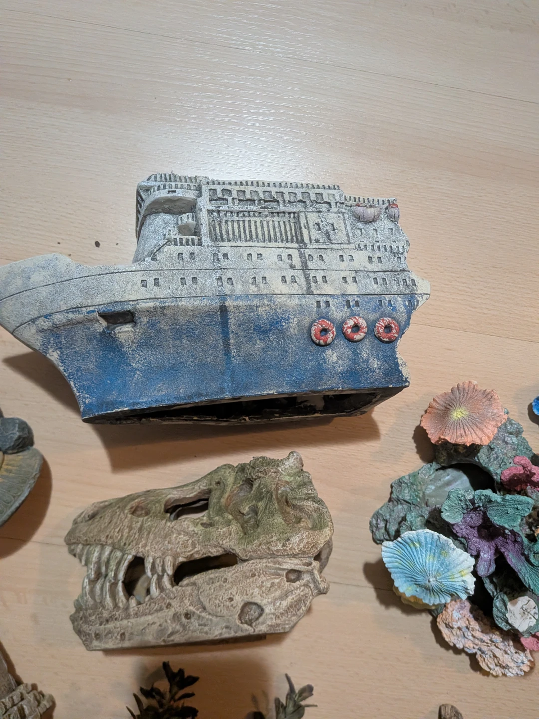 Assorted Aquarium Ornaments and Plants - photo 5