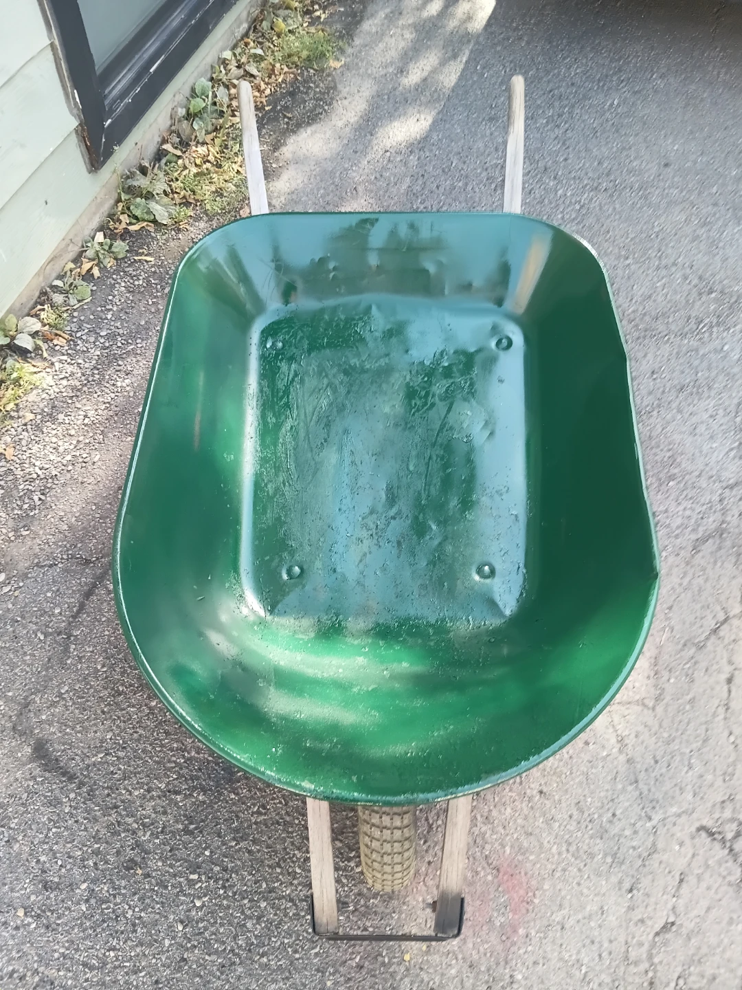 Compact Green Metal Wheelbarrow - photo 2