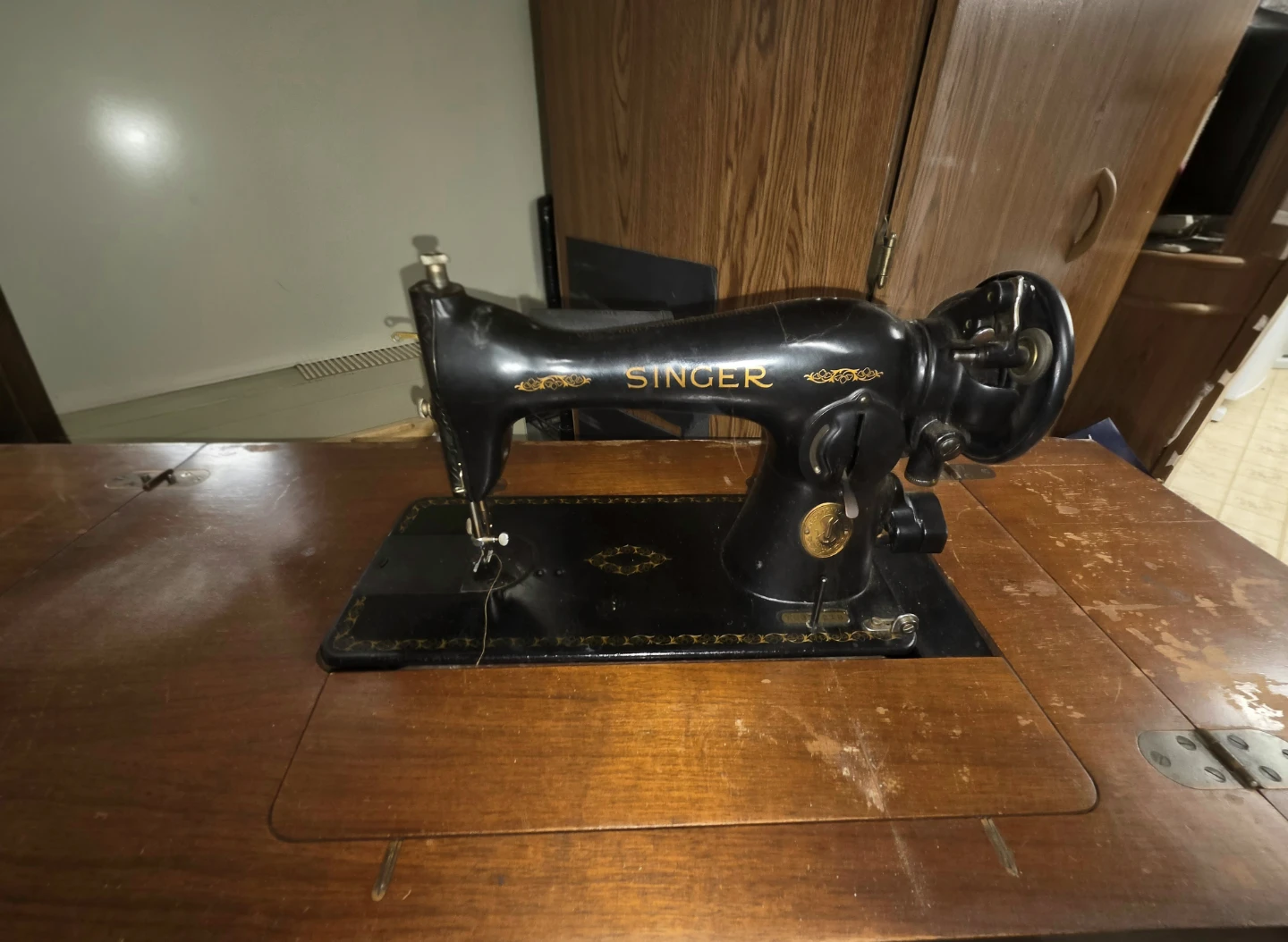 1942 Singer Sewing Machine #42 Queen Ann Writing Desk - photo 2