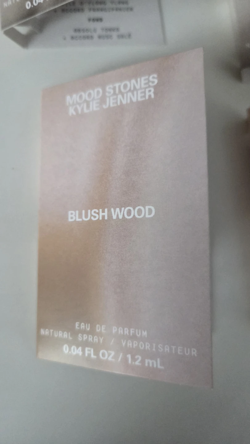 Kylie Jenner  Perfume Samples (9) - photo 2