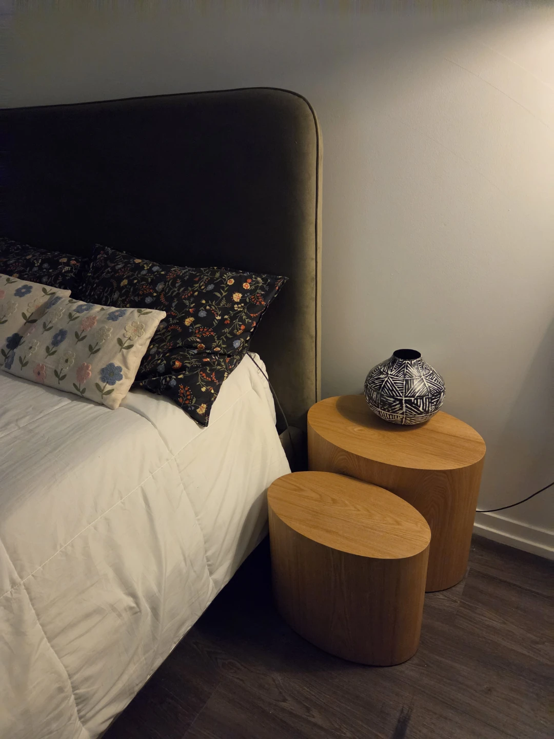 Set of two oak nesting side tables - photo 2