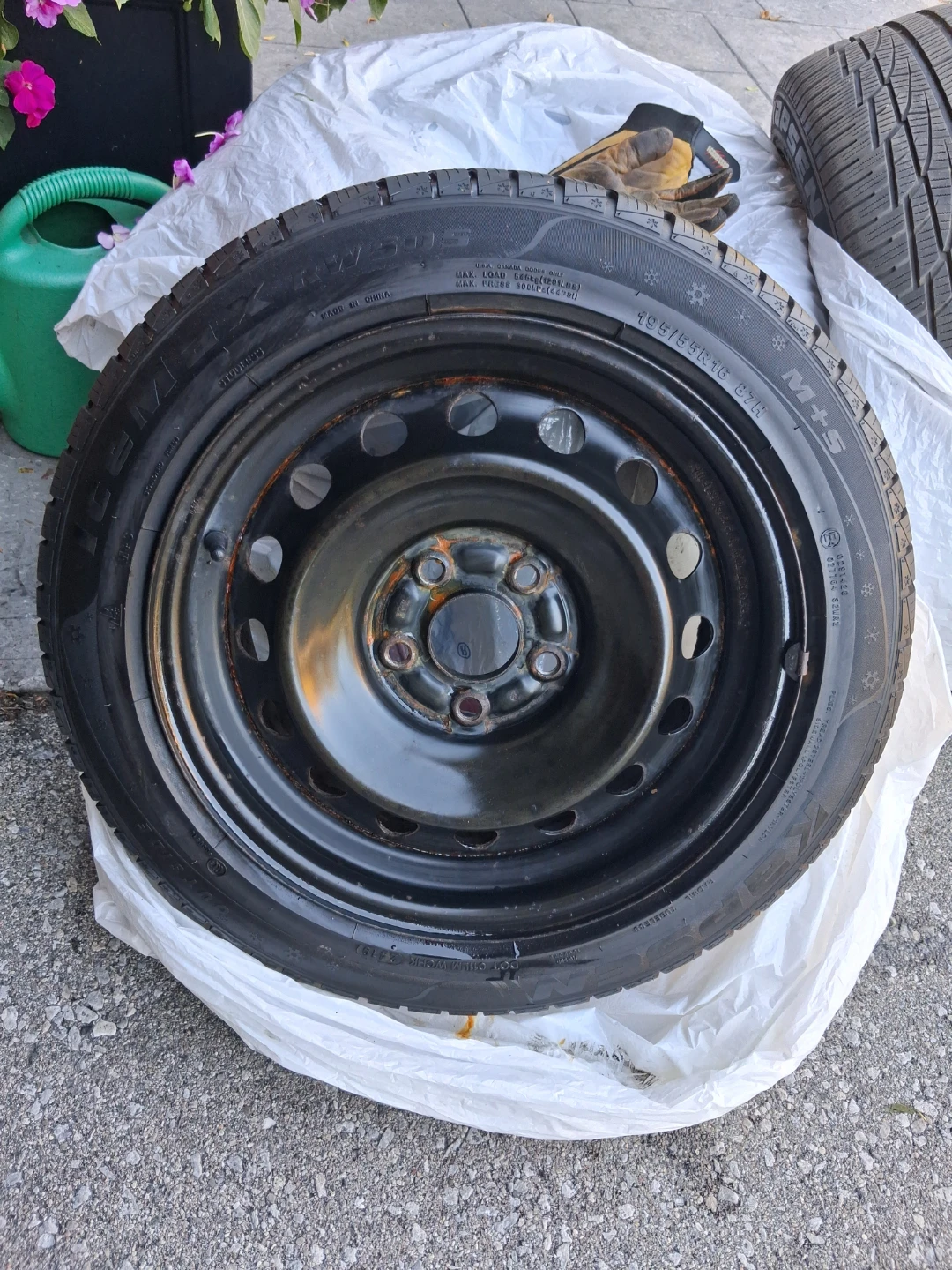 LIKE NEW! 16" Honda civic winter tires and rims. 5 x 114.3 - photo 4