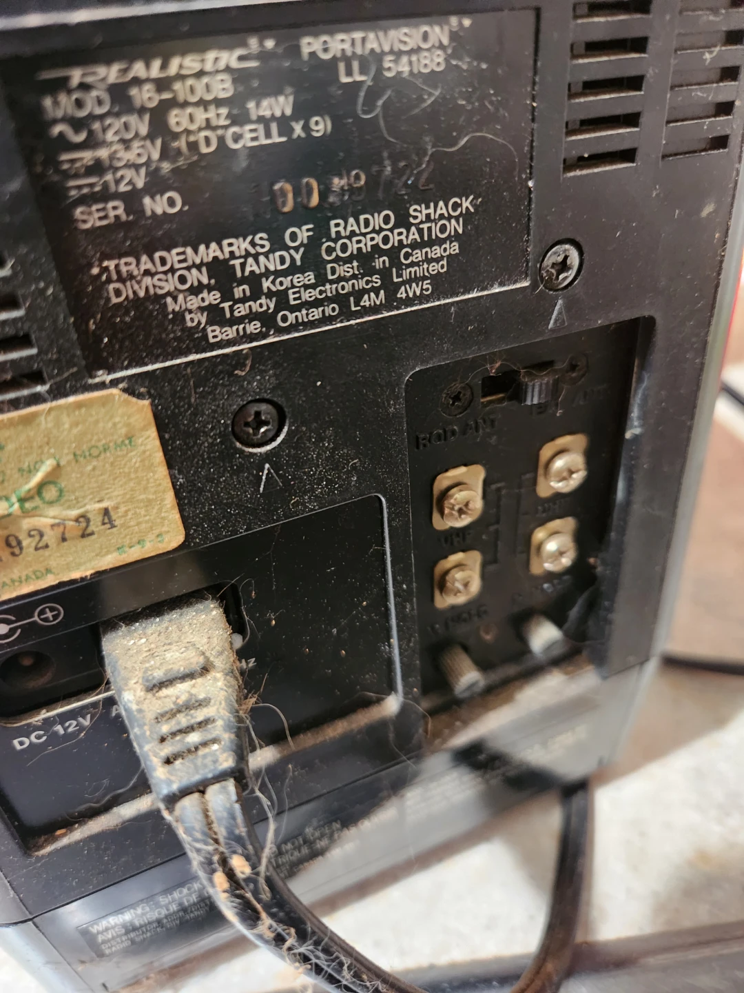 VERY VINTAGE BLACK AND WHITE TV RADIO AS IS - photo 2