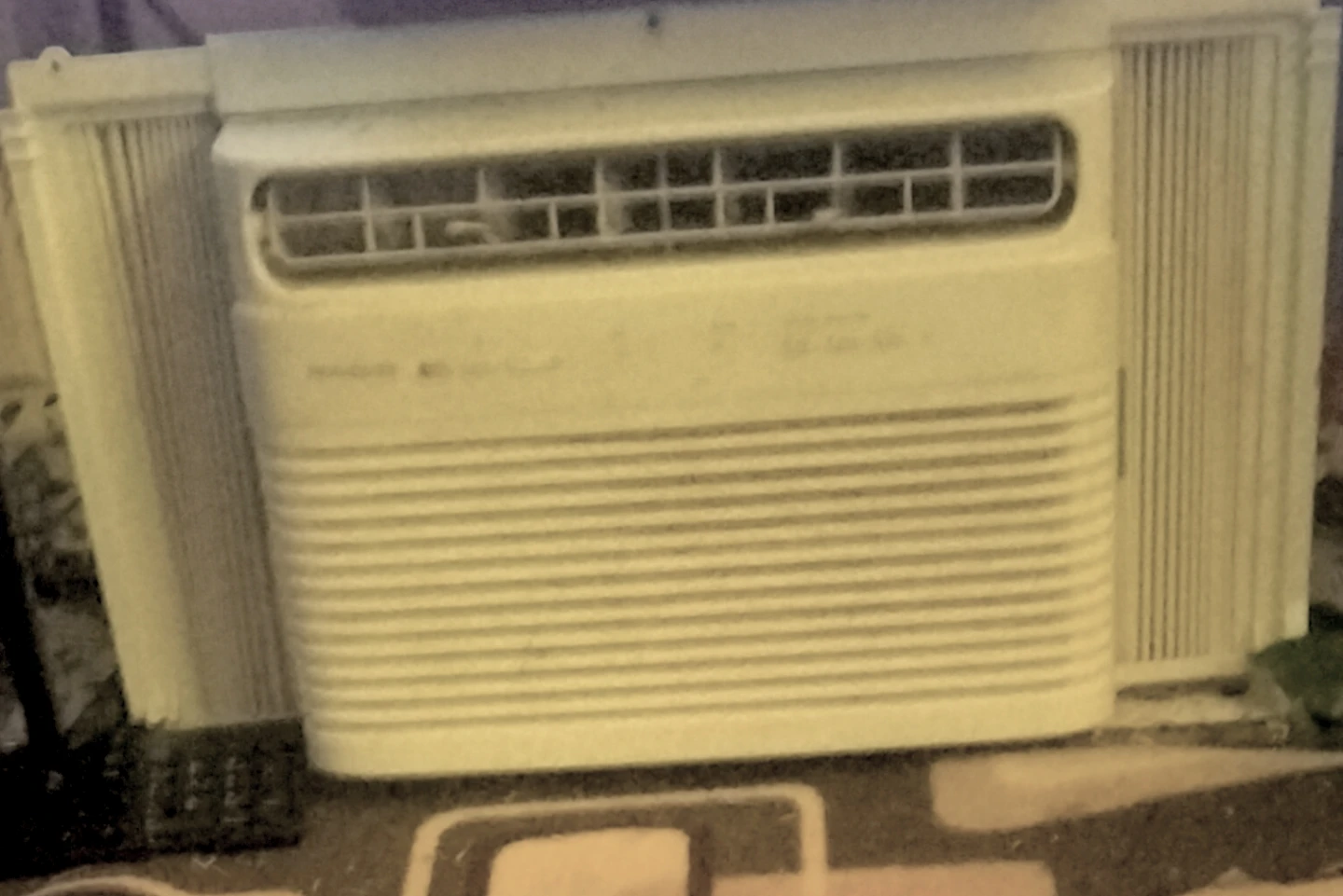 Air conditioner w remote - photo 2