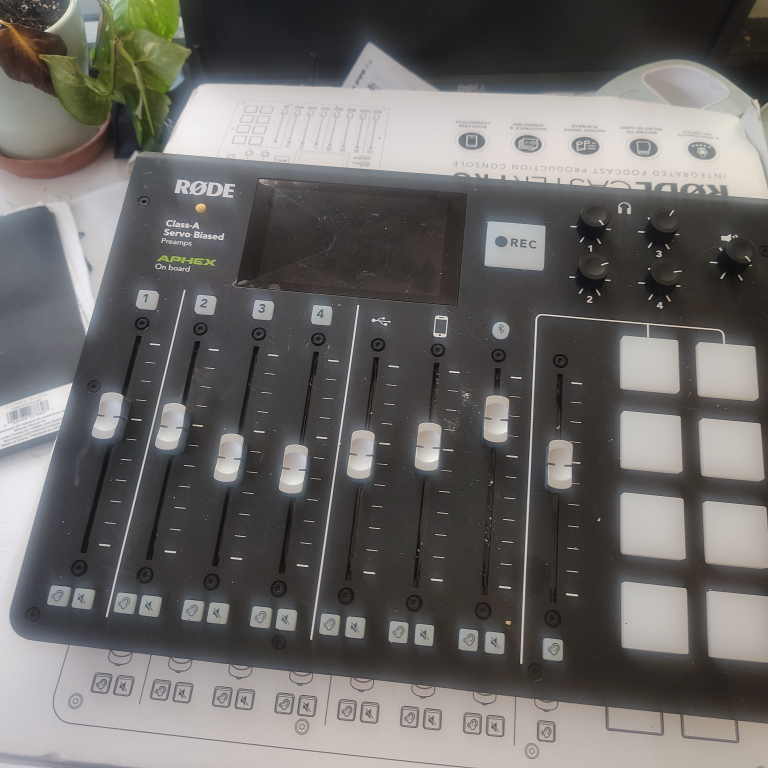 RODE RODECaster Pro Podcast Production Studio