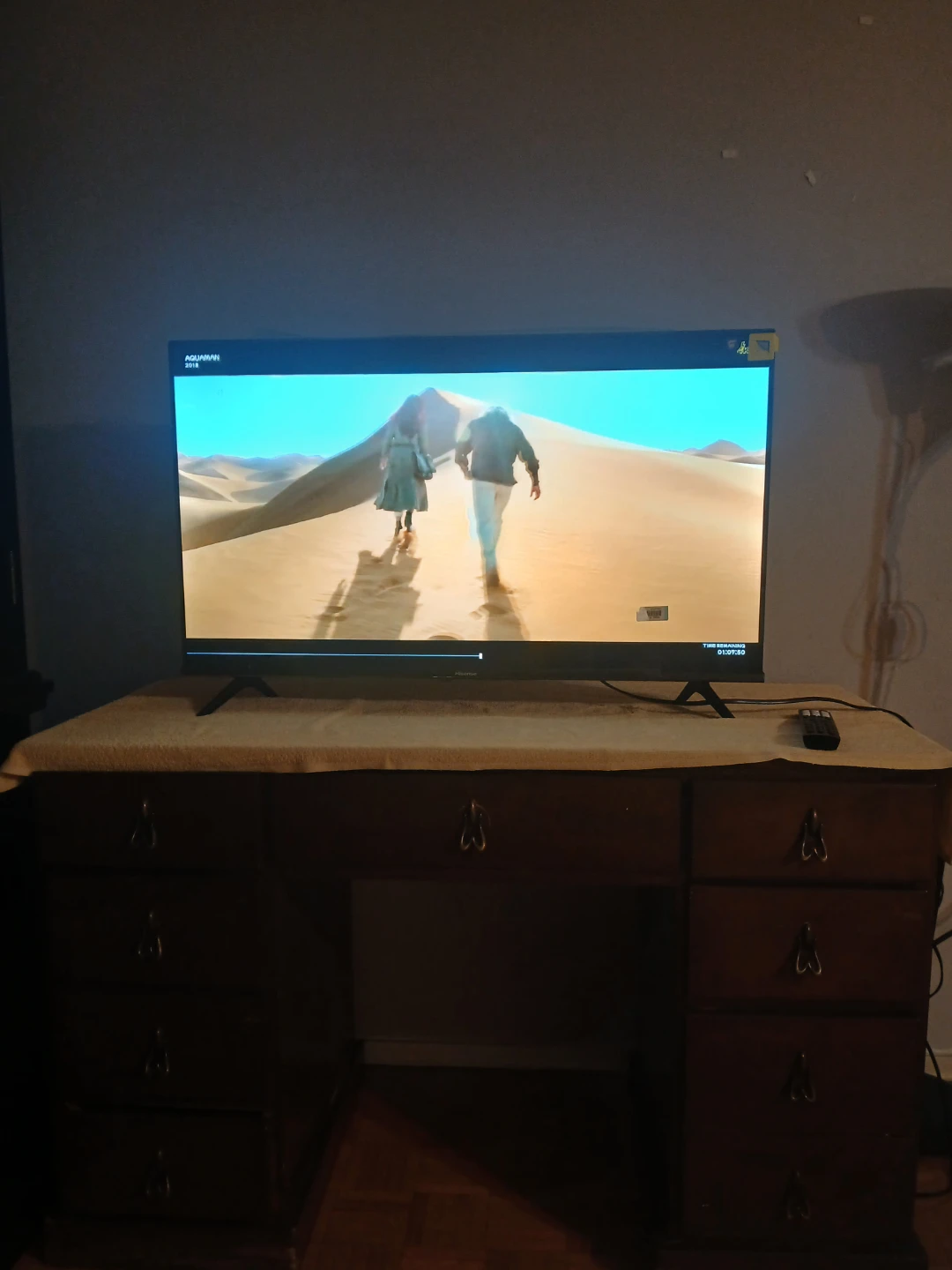Hisense Smart TV including table - photo 4