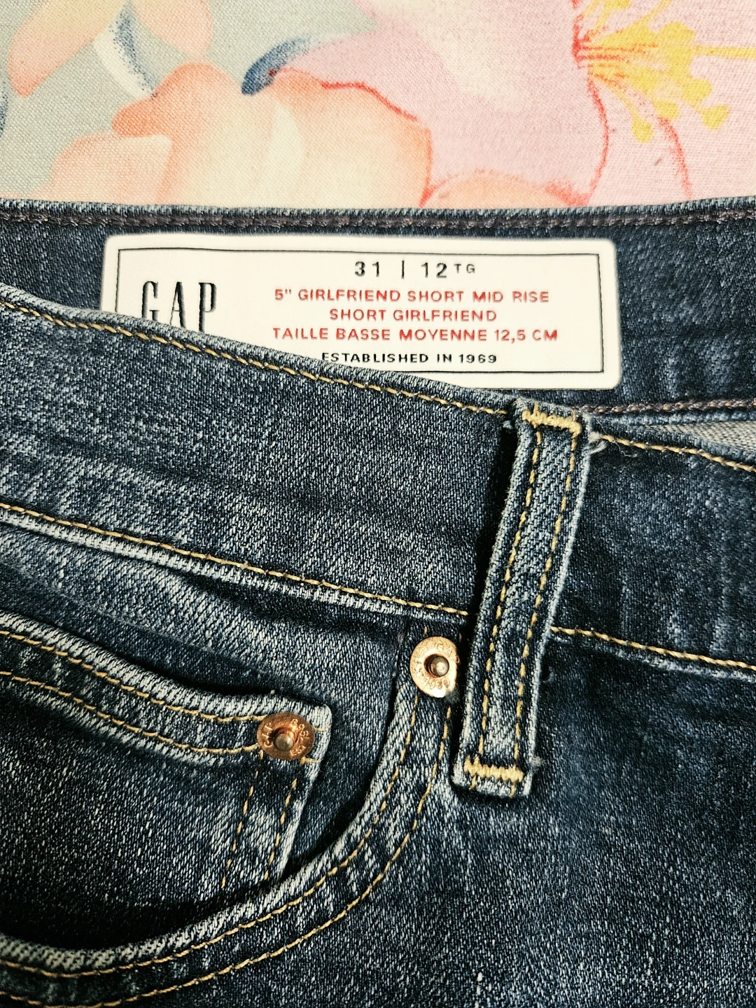 Gap 5 Inch Girlfriend Shorts - Size 31 - photo 4