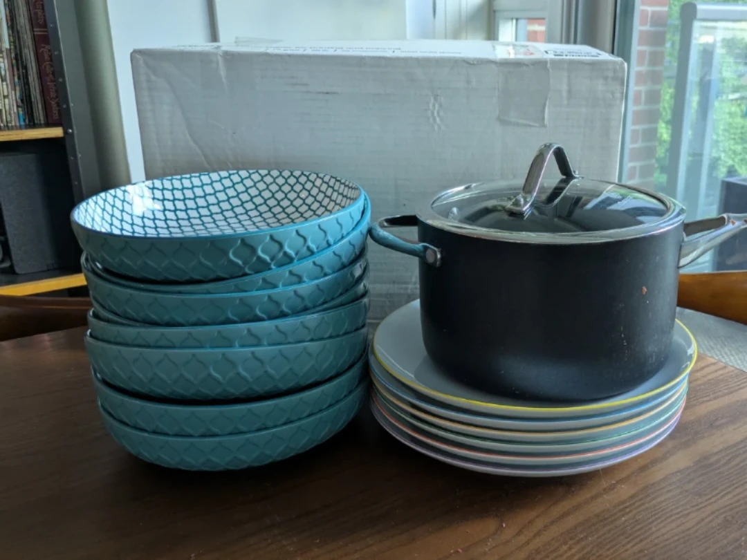 Kitchenware Set: Pot, Bowls, Arzburg Plates
