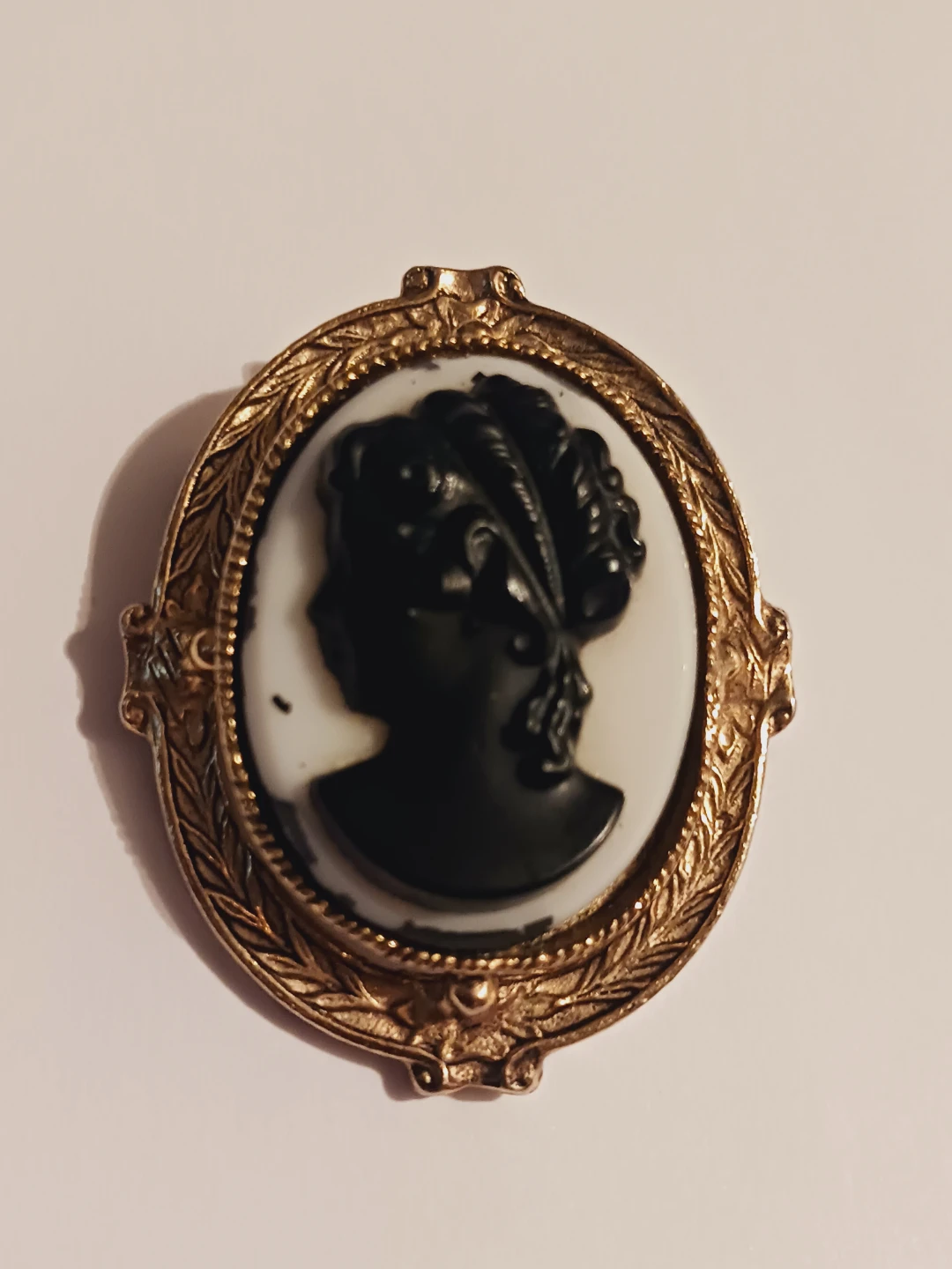 Beautiful Vintage Black & White Cameo Brooch - photo 2