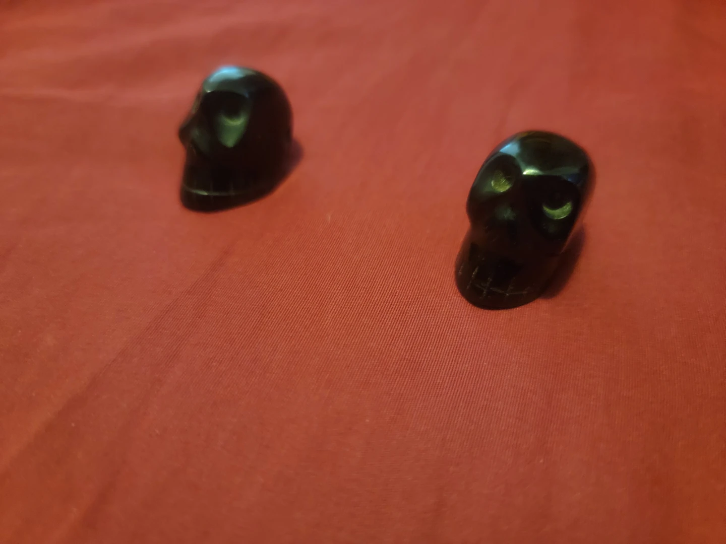 2 miniature onyx skulls