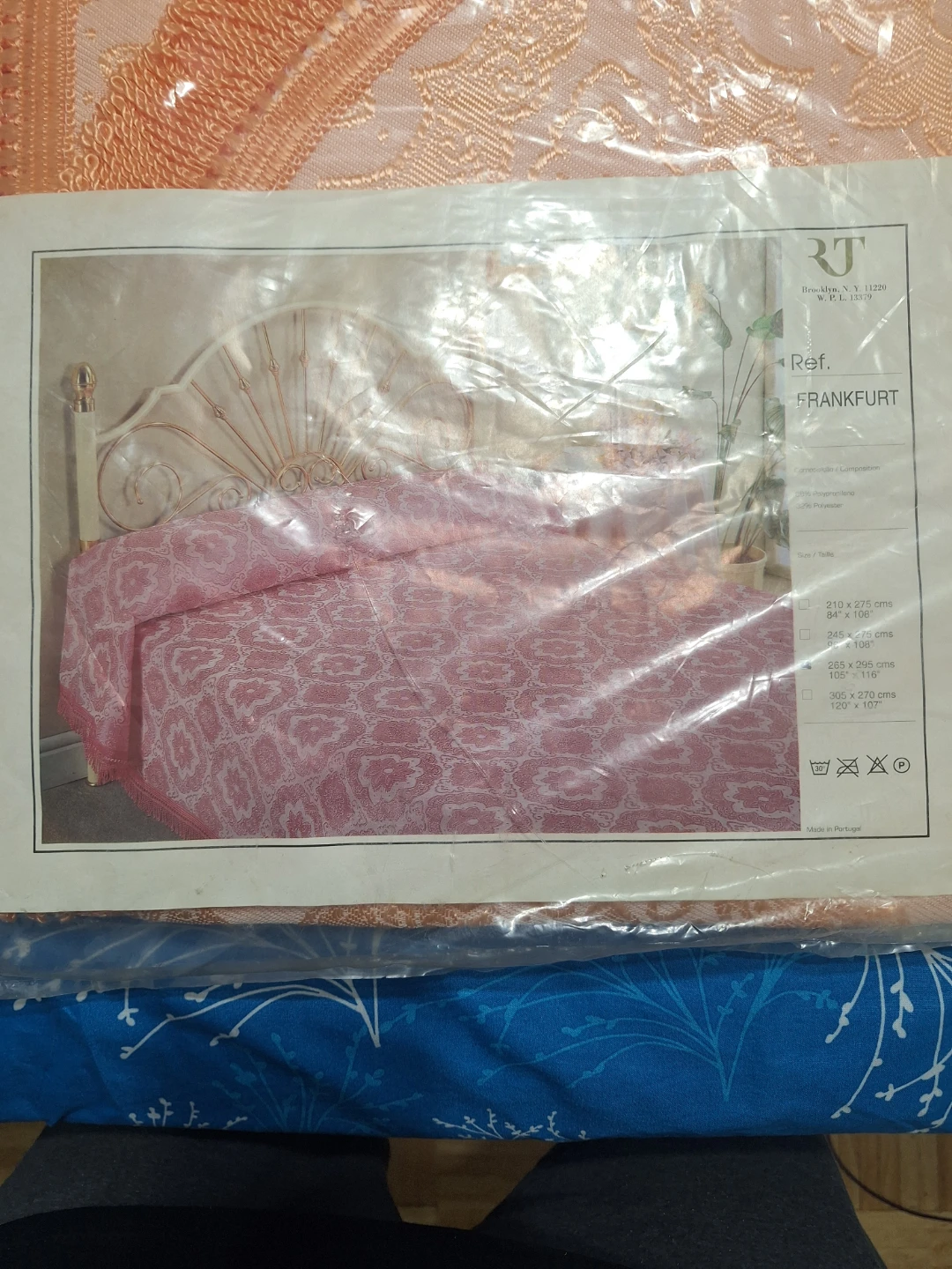 Queen/King, RT Frankfurt  Peach Quilt.