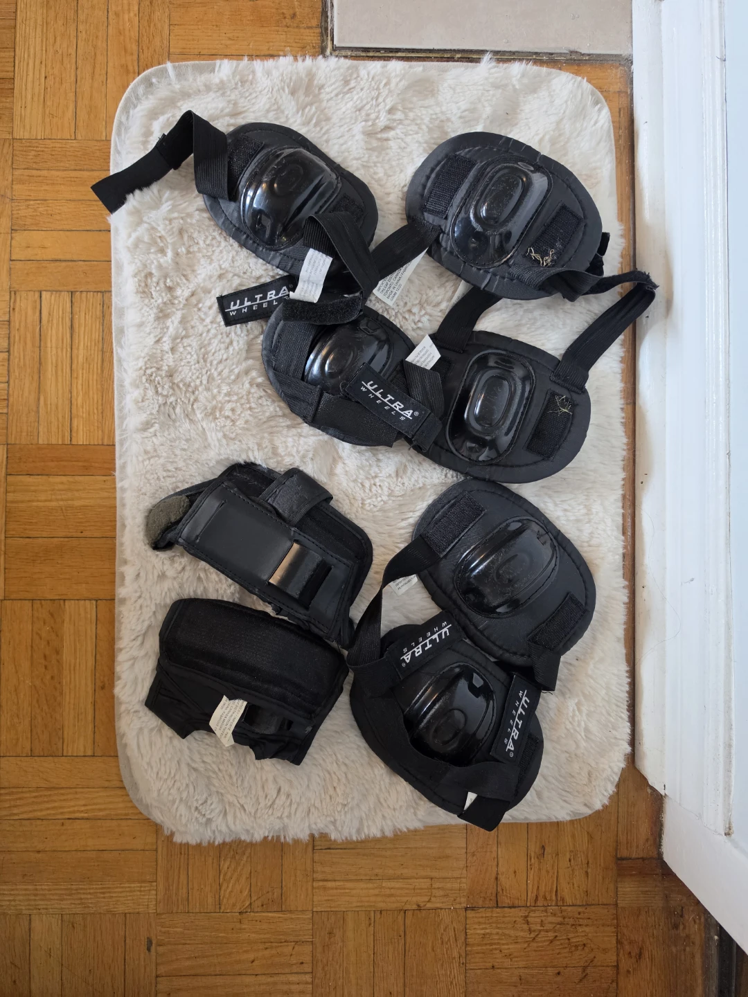 2 pairs of inline skates with protective gear, ages 6 and 8. - photo 4