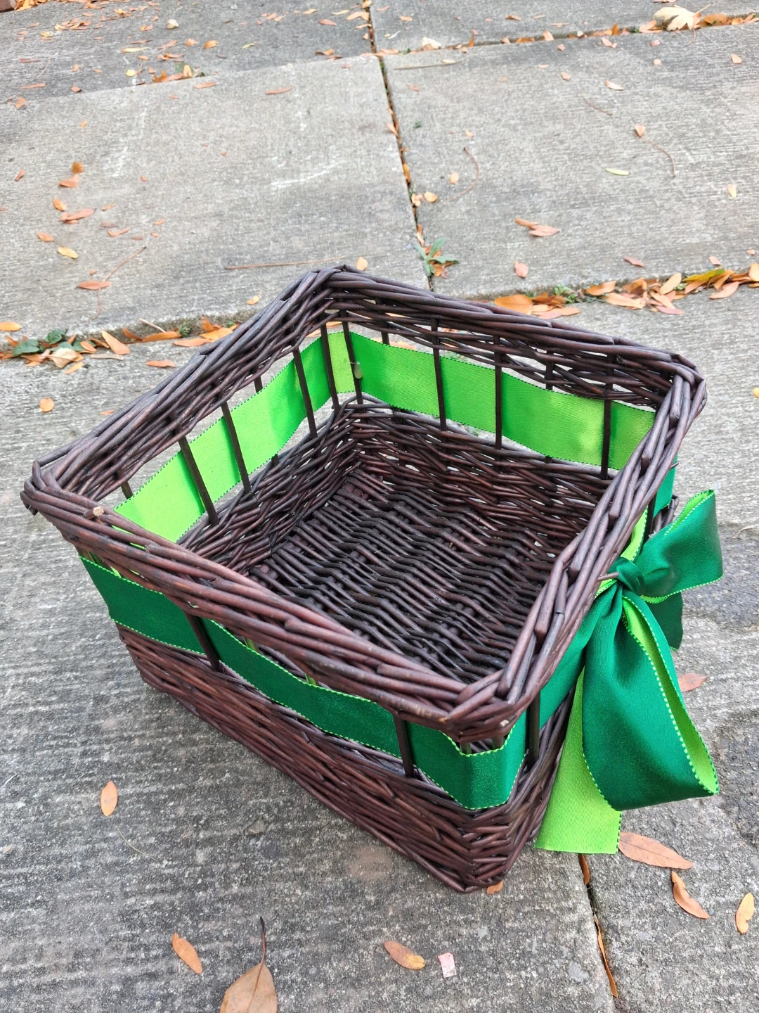 Clean woven brown wicker basket with green ribbon - photo 2