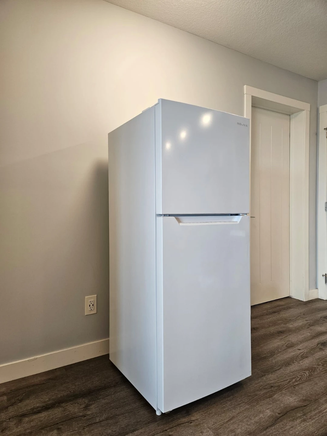 Insignia Top-Freezer Refrigerator - photo 3