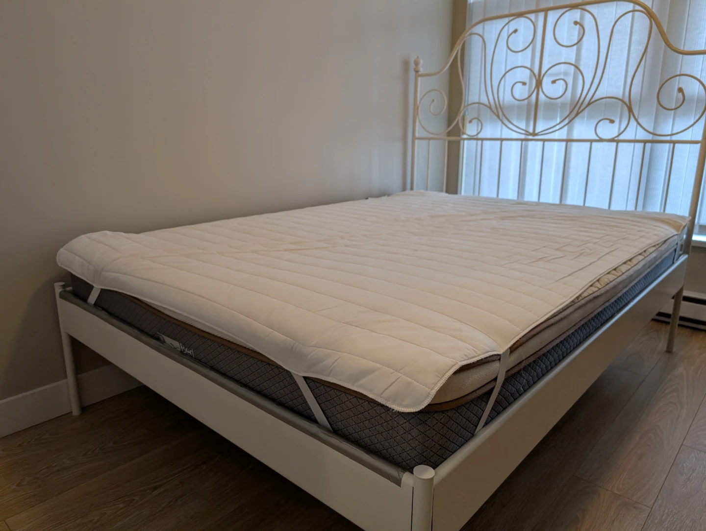 White Metal Frame Queen Size Bed