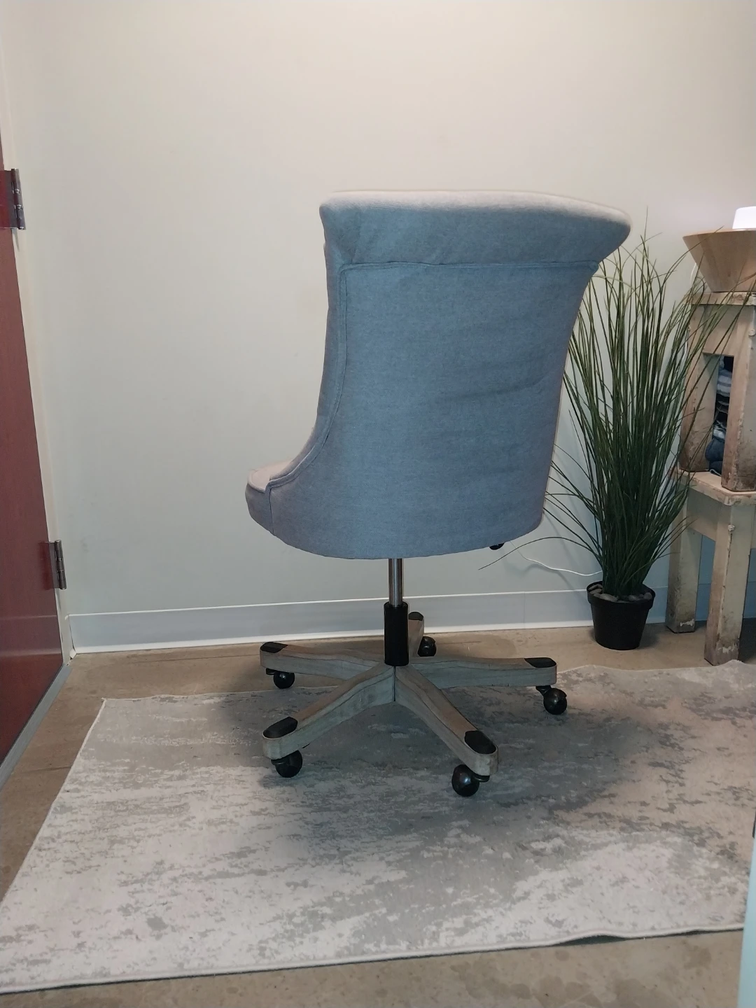 Grey Tufted Desk Chair – Excellent Condition - photo 3