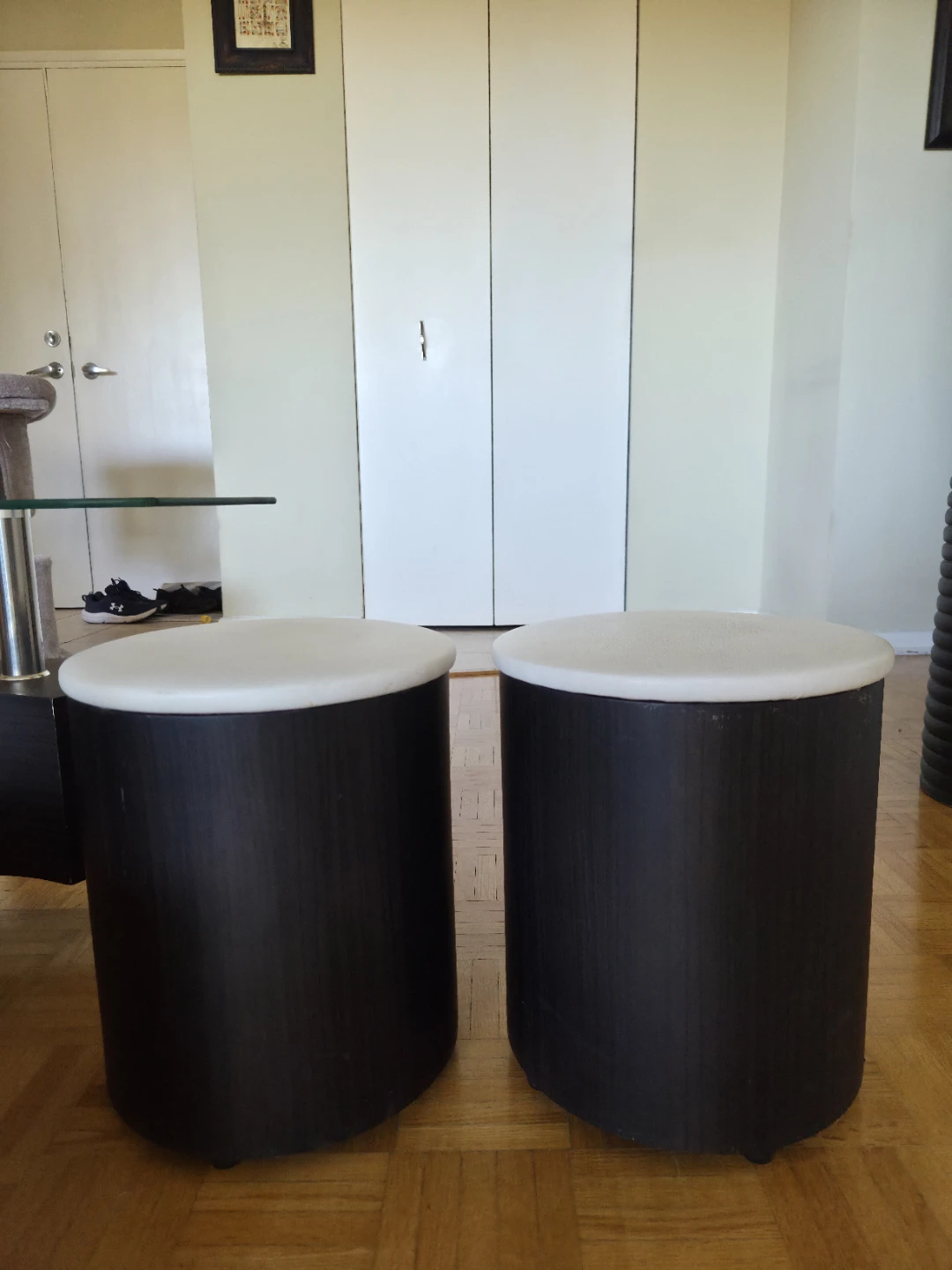 S-Shaped Coffee Table with Two Stools - photo 5