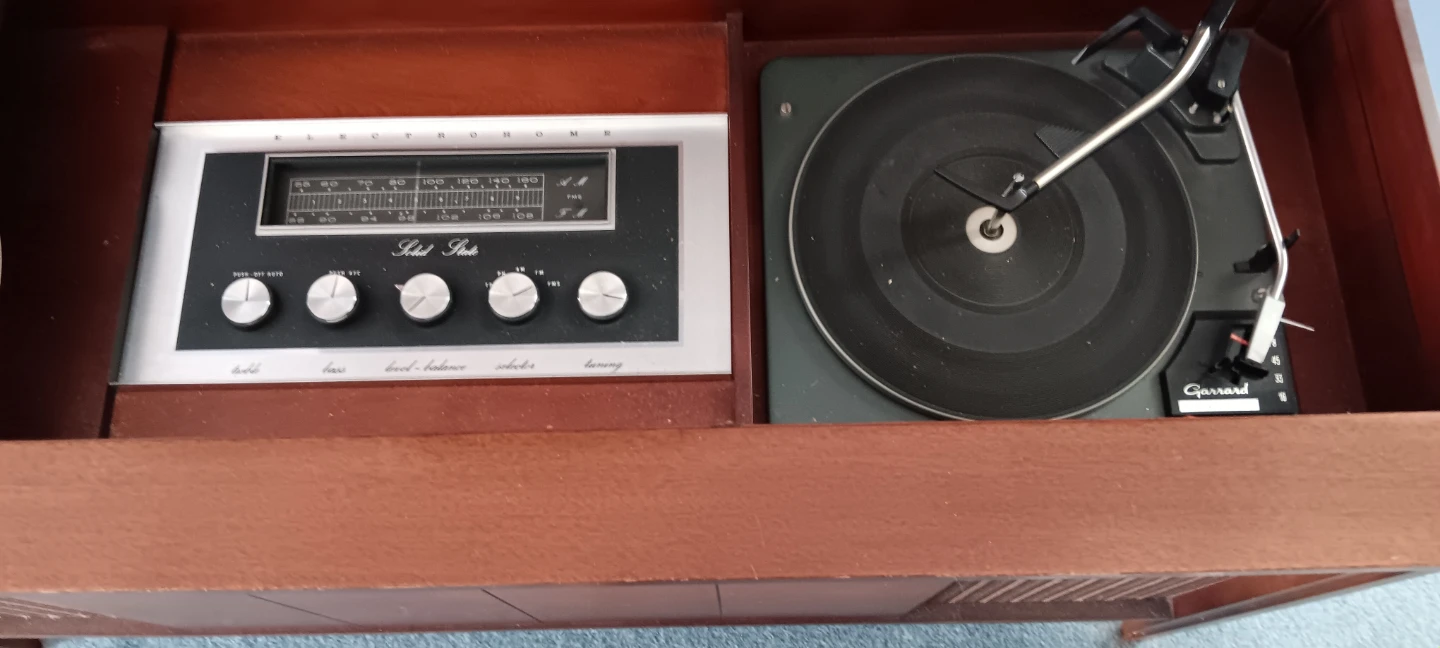 Vintage Electrohome Stereo Console with Garrard Turntable - photo 3